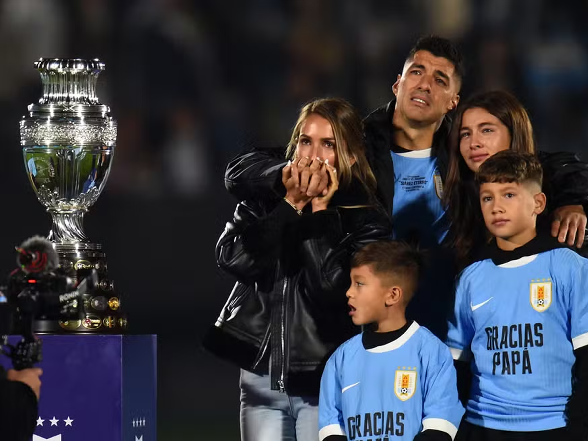 Luis Suárez foi bastante homenageado em sua despedida da seleção uruguaia (Reprodução)