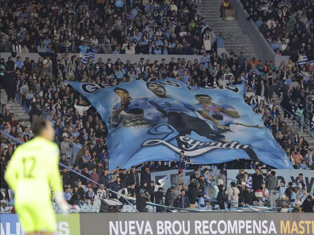 Luis Suárez foi bastante homenageado em sua despedida da seleção uruguaia (Reprodução)