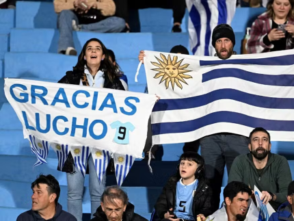 Luis Suárez foi bastante homenageado em sua despedida da seleção uruguaia (Reprodução)