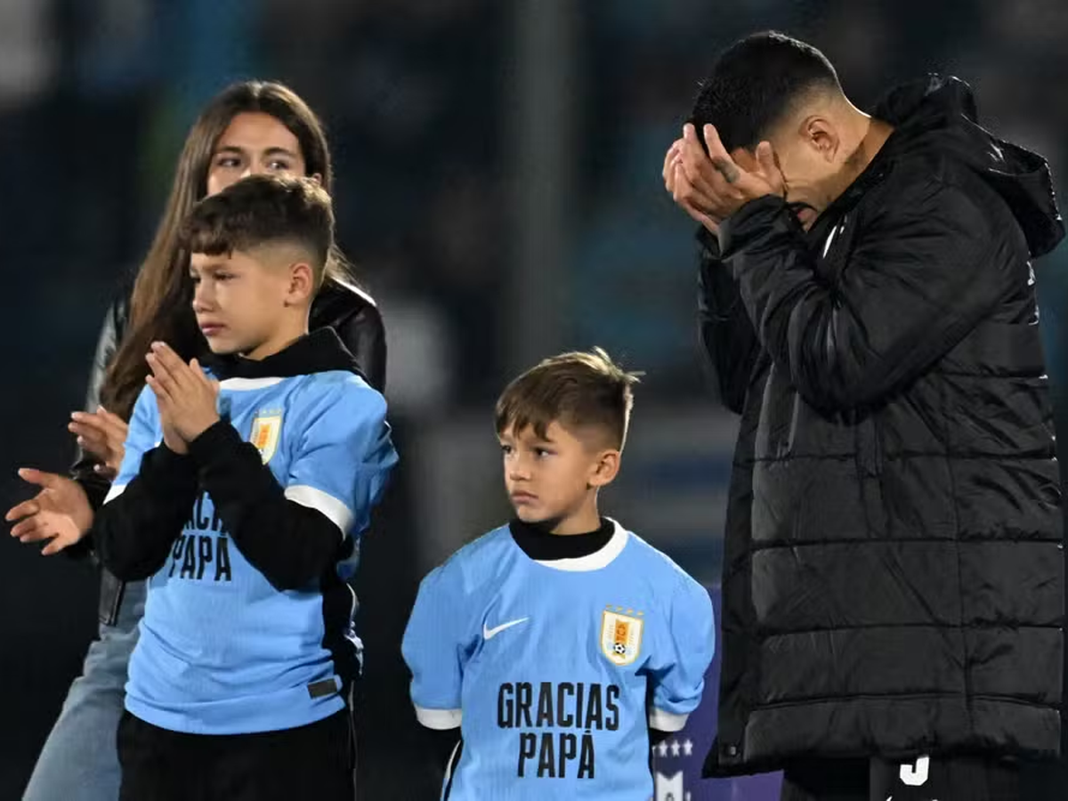 Luis Suárez foi bastante homenageado em sua despedida da seleção uruguaia (Reprodução)