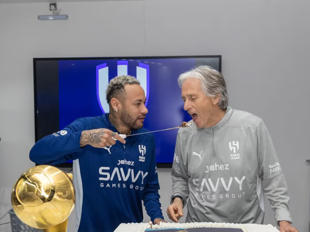 Neymar serve bolo na boca de Jorge Jesus durante homenagem em clube saudita