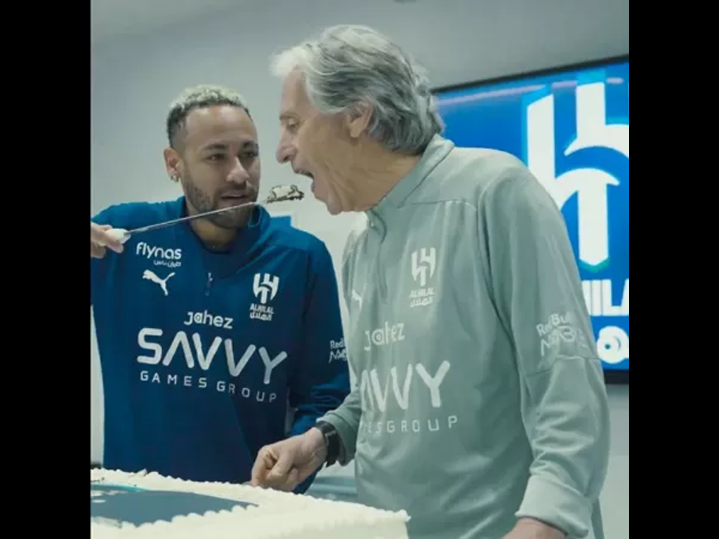 Neymar serviu bolo na boca de Jorge Jesus, em homenagem do Al-Hilal (Divulgação/Al-Hilal)