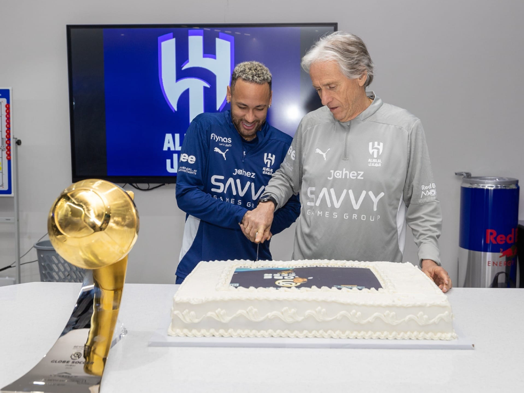 Neymar serviu bolo na boca de Jorge Jesus, em homenagem do Al-Hilal (Divulgação/Al-Hilal)