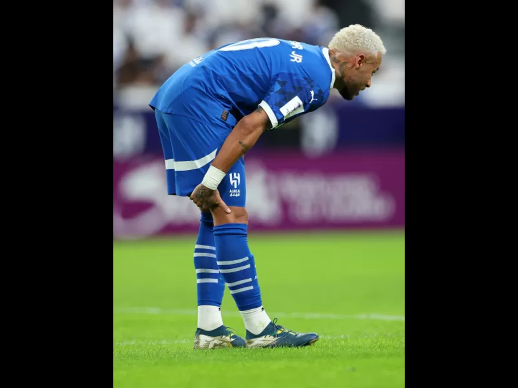 Neymar sente lesão na coxa direita e deixa campo em seu 2º jogo após volta de lesão grave (Yasser Bakhsh/Getty Images)