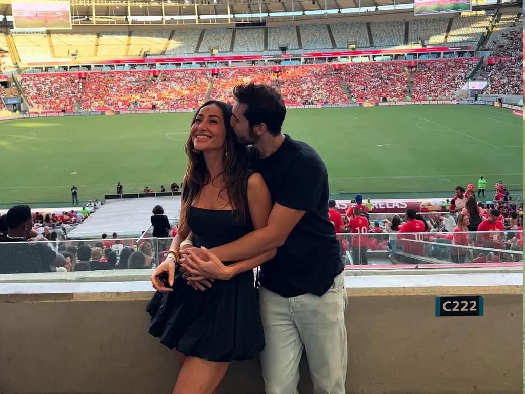 Nicolas Prattes ao lado de Sabrina Sato durante o Jogo das Estrelas, no Maracanã (Reprodução)