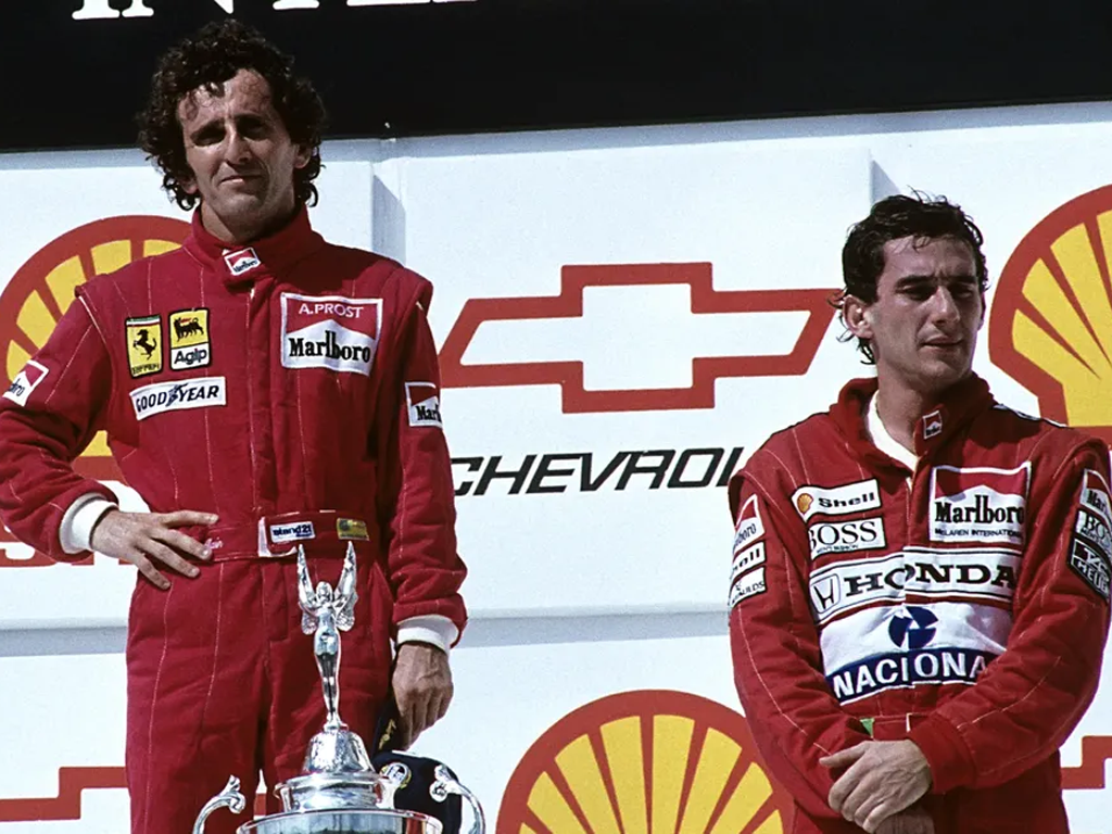 Prost e Senna no auge de sua briga, durante o pódio do GP do Brasil de 1990 (Paul-Henri Cahier/Getty Images)