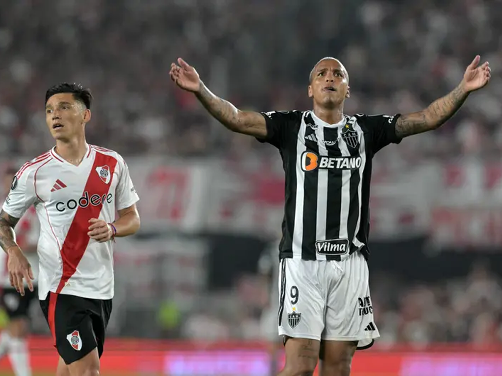 Deyverson pode ser punido por provocações durante partida entre Galo e River (JUAN MABROMATA / AFP)