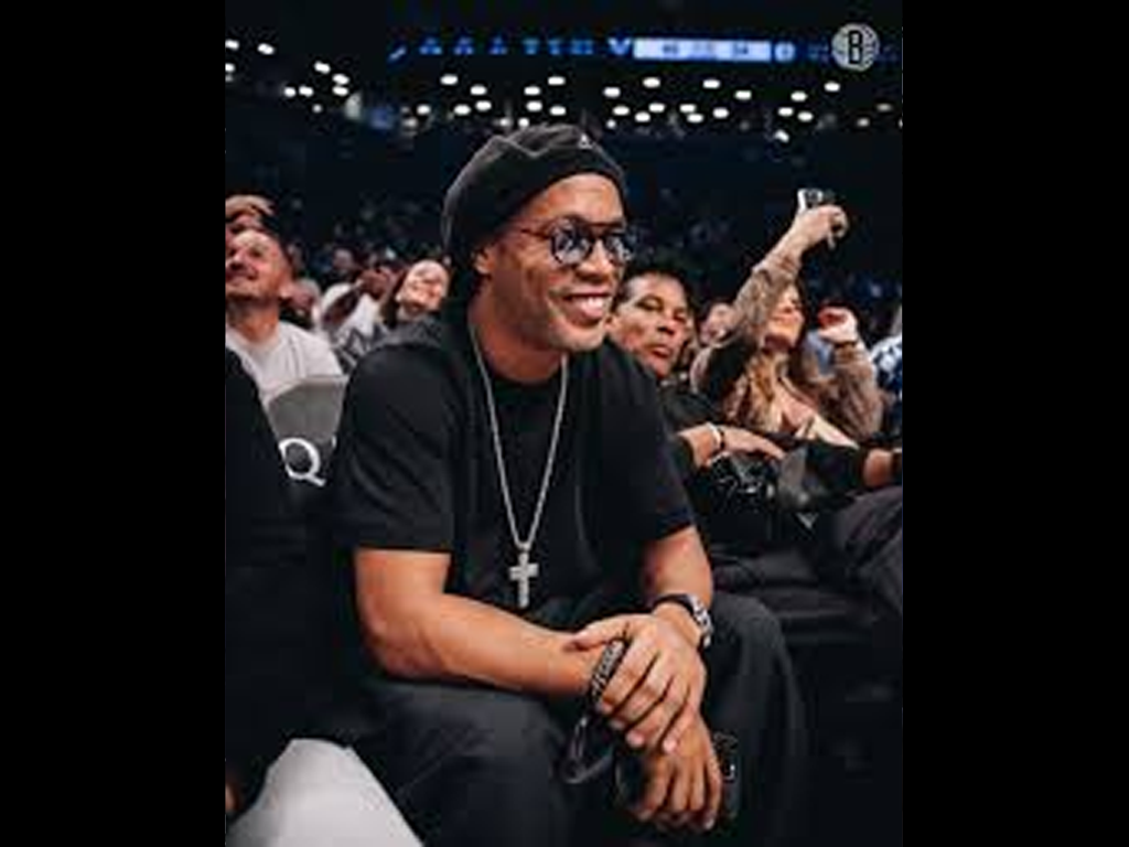 Ronaldinho Gaúcho compareceu em Nets x Hornerts (Reprodução)