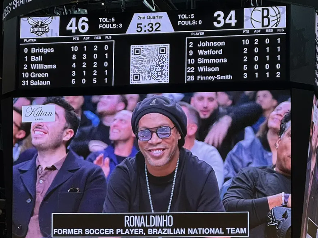 Ronaldinho Gaúcho compareceu em Nets x Hornerts (Reprodução)