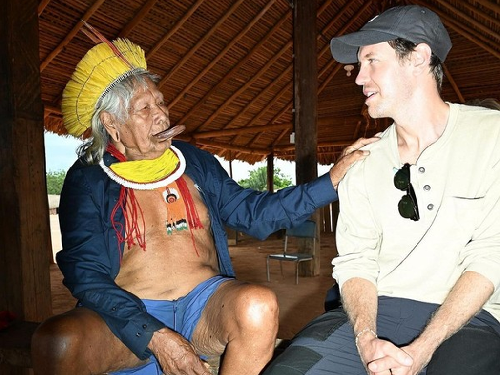 Sebastian Vettel em encontro com líderes indígenas na Amazônia (Reprodução)