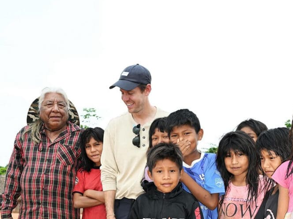 Sebastian Vettel em encontro com líderes indígenas na Amazônia (Reprodução)