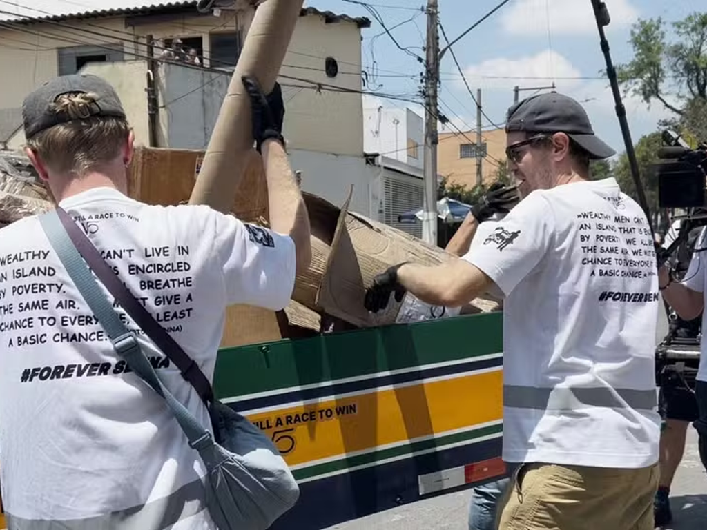 Sebastian Vettel carrega materiais recicláveis nas ruas de São Paulo (João Pedro Brandão)