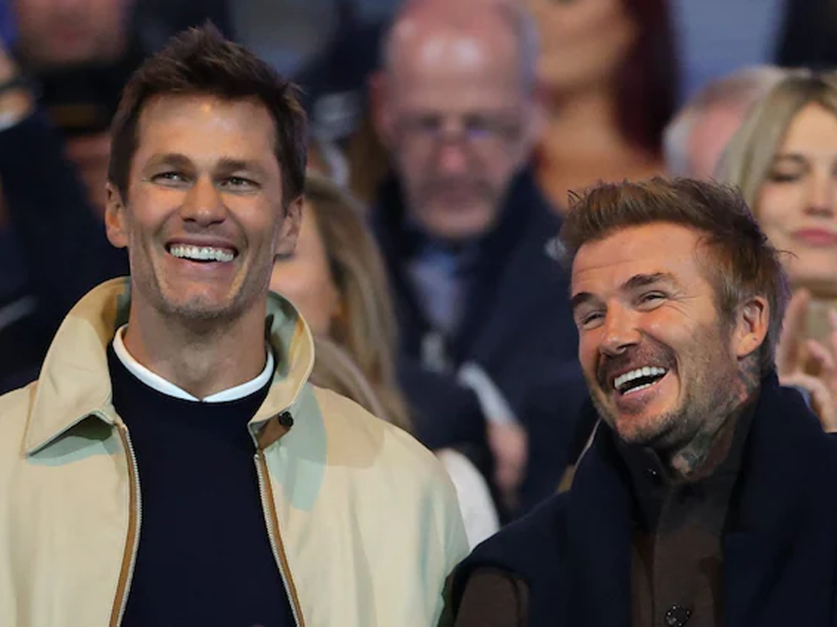 Tom Brady acompanhou a partida contra o time de Ryan Reynolds ao lado de Beckham (Reprodução)