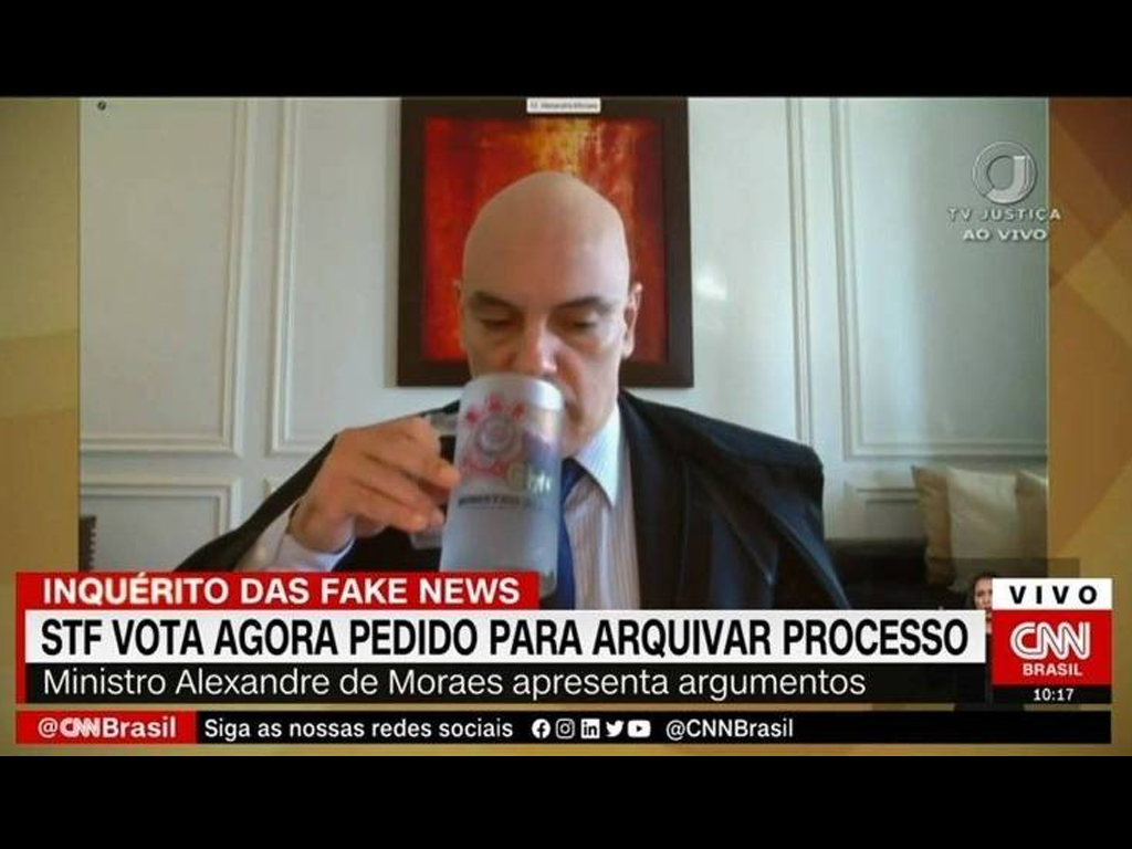 Alexandre de Moraes tomando uma bebida em caneca do Corinthians, durante sessão no STF (Reprodução)