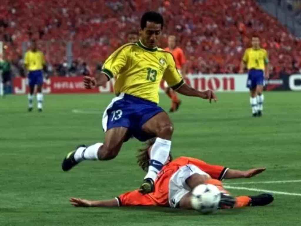 Zé Carlos substituiu Cafu na semifinal da Copa do Mundo de 1998, contra a Holanda (Juca Varella/Folha Imagem)