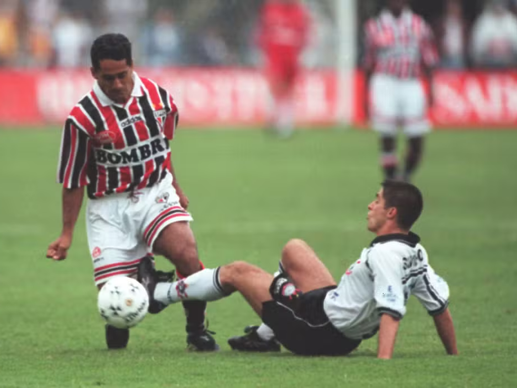 Zé Carlos em disputa de bola com Sylvinho em um Corinthians x São Paulo em 1998 (Marcos Mendes/Estadão)