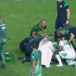 Jogador do Coritiba sofre mal-estar, cai em campo e deixa estádio de ambulância