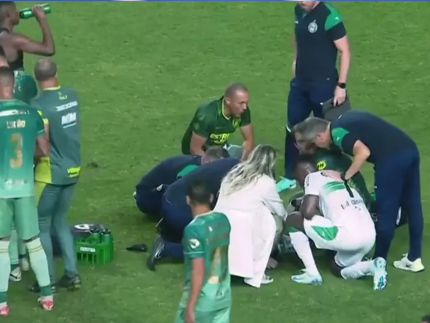 Jogador do Coritiba sofre mal-estar, cai em campo e deixa estádio de ambulância