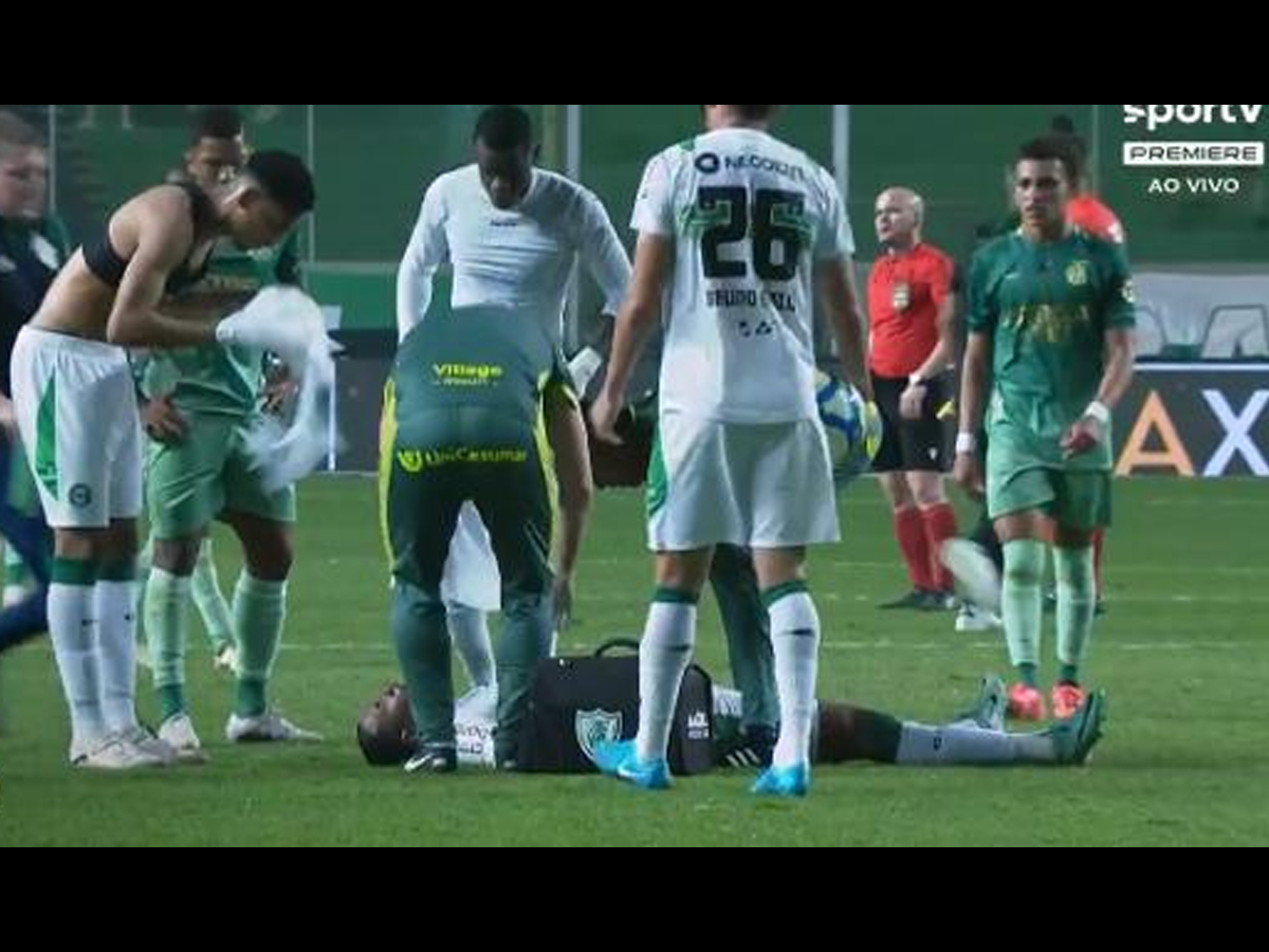 Zé Gabriel, do Coritiba, sofreu um mal-estar ao final da partida contra o América-MG e saiu de ambulância do estádio (Reprodução)