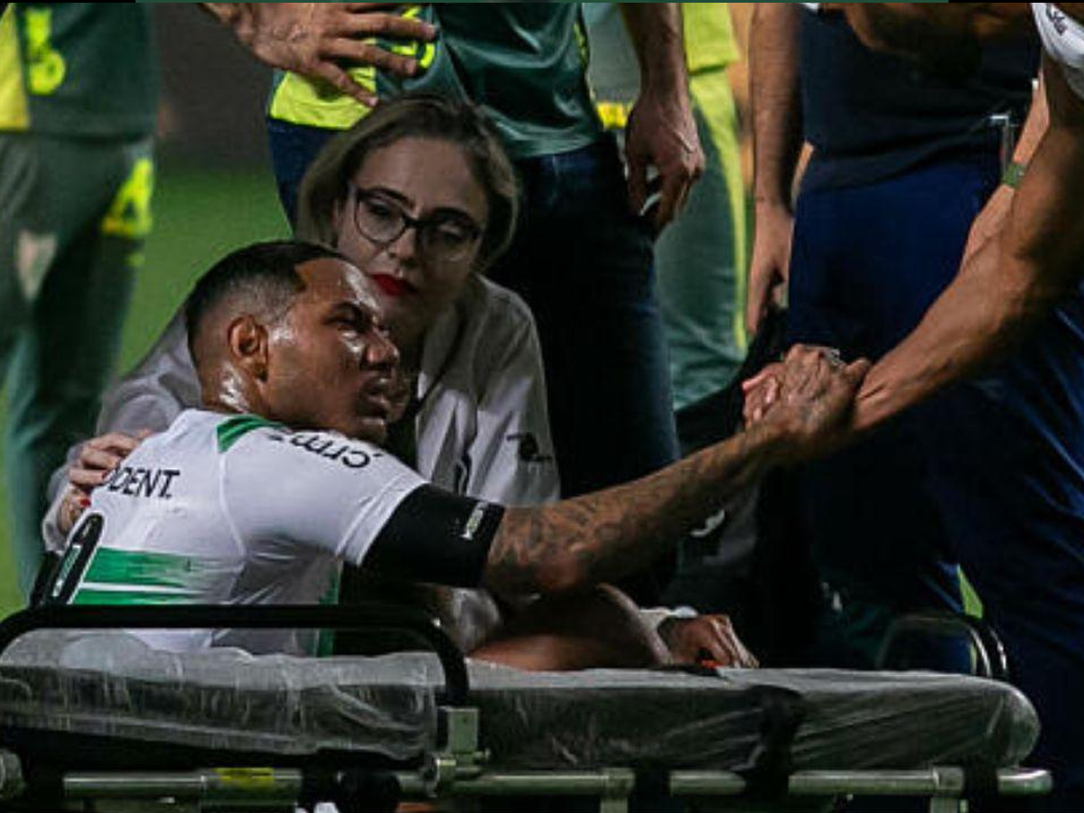 Zé Gabriel, do Coritiba, sofreu um mal-estar ao final da partida contra o América-MG e saiu de ambulância do estádio (Icon Sport)