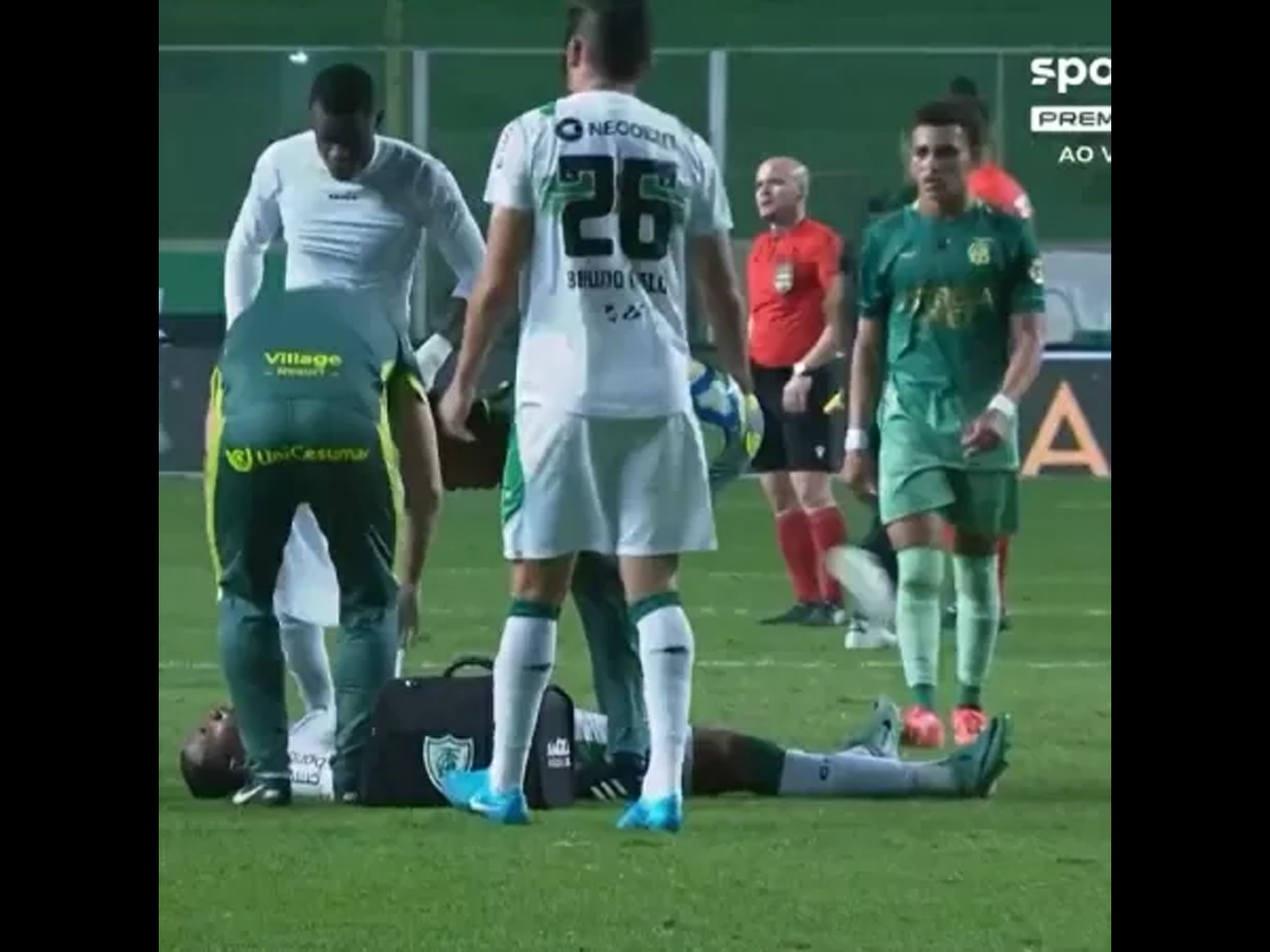 Zé Gabriel, do Coritiba, sofreu um mal-estar ao final da partida contra o América-MG e saiu de ambulância do estádio (Reprodução)