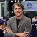 Cacá Bueno assina com Times Brasil CNBC