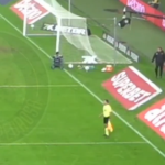 Vídeo mostra momento em que equipe do Vasco é impedida de atender Léo Jardim durante pausa