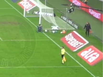 Vídeo mostra momento em que equipe do Vasco é impedido de atender Léo Jardim durante pausa