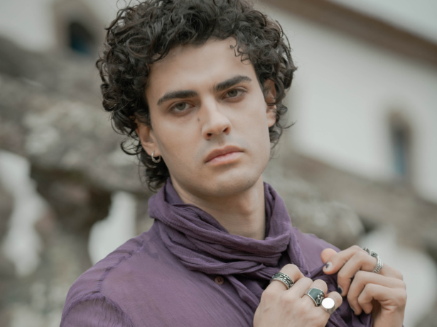 Ator Pedro Alves fala sobre desafios de interpretar um vampiro em nova série do Globoplay