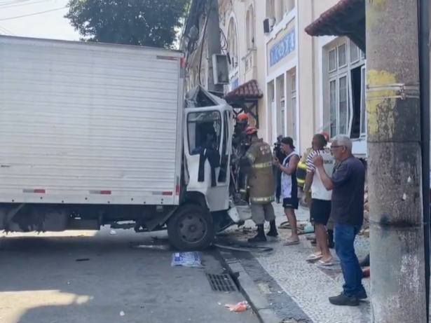 Caminhão bate contra o muro de São Januário horas antes de clássico da Copa do Brasil