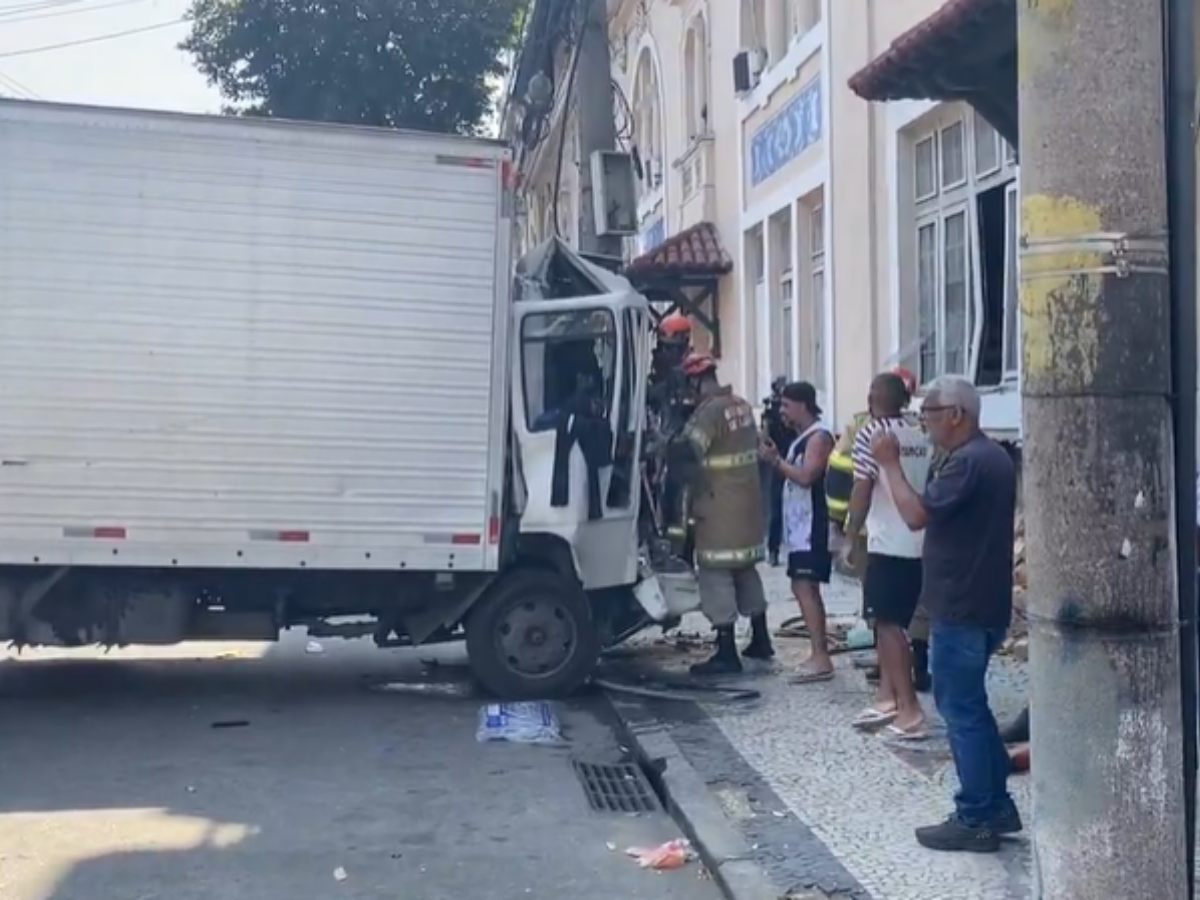 Caminhão atingiu muro de São Januário horas antes de clássico entre Vasco e Botafogo pela Copa do Brasil / Reprodução: @igordorileio (Band)