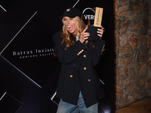 Adriane Galisteu em dose dupla! Apresentadora recebe novo troféu por “Barras Invisíveis”