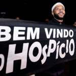 Depay chega ao Brasil para jogar no Corinthians em avião de R$ 100 milhões