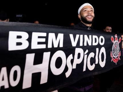 Depay chega ao Brasil para jogar no Corinthians em avião de R$ 100 milhões