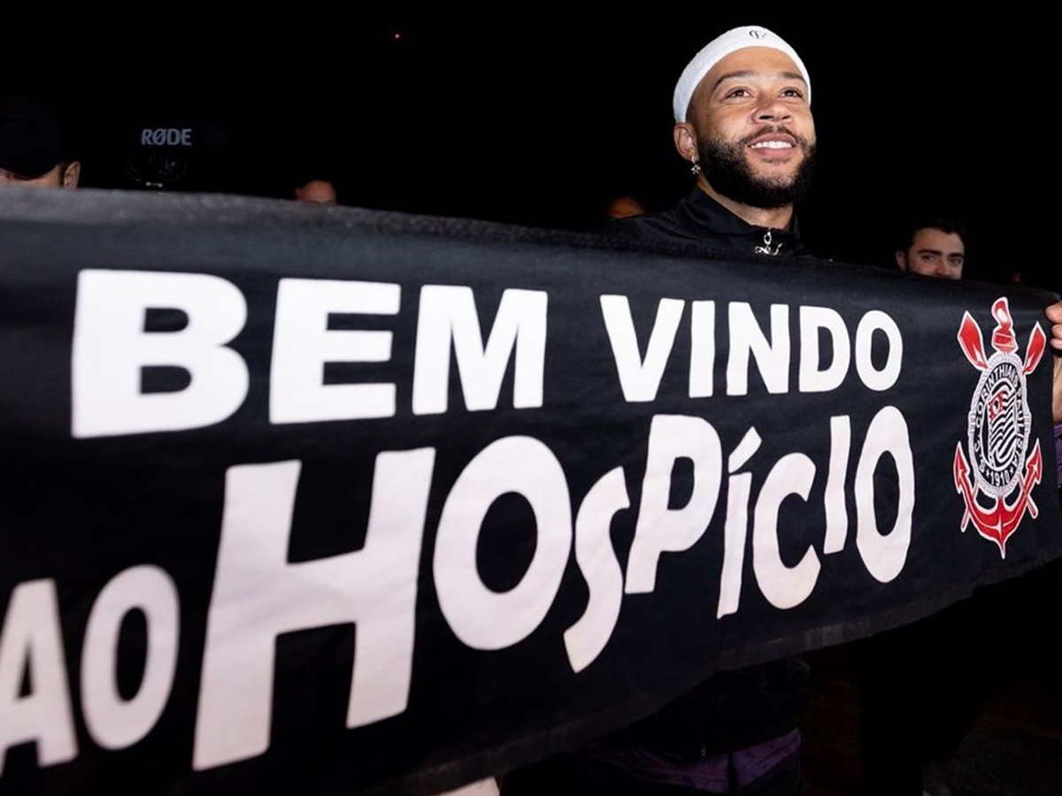 Memphis Depay atendeu os corinthianos em chegada ao Brasil (Ag. Corinthians)