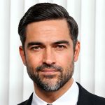 Alfonso Herrera marca compromisso de urgência no Brasil em meio ao fogo cruzado nas eleições