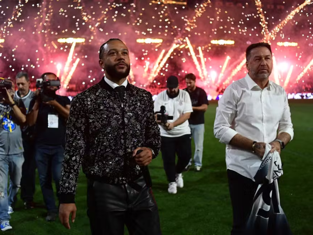 Memphis Depay é apresentado ao torcedor do Corinthians na Neo Química Arena