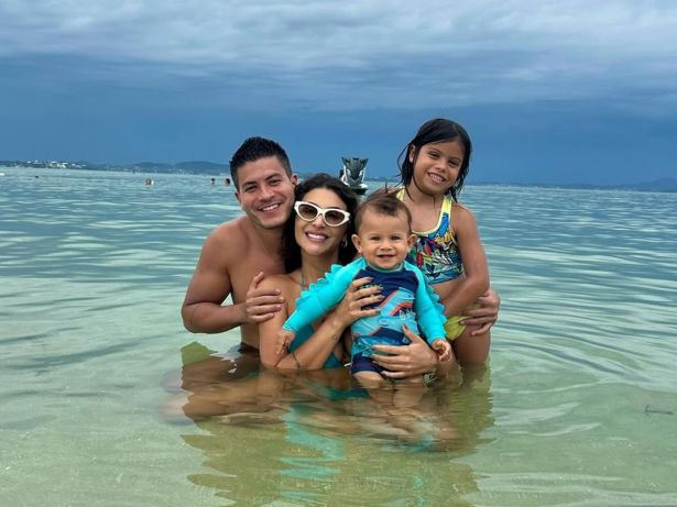 Arthur Aguiar e Jheny Santucci abrem álbum de fotos em praia do Rio. Veja!