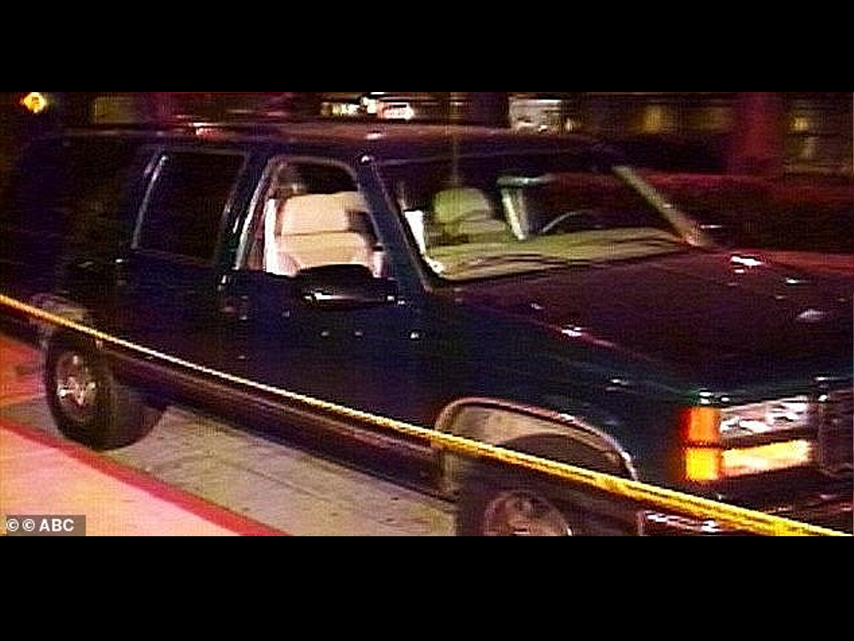 Carro de BIG, após rapper ser alvejado tiros em Los Angeles (Reprodução)