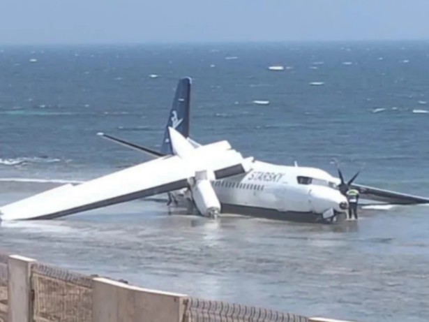 Avião faz pouso de emergência em praia de Somália e não deixa feridos