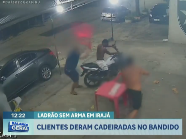 Bandido tenta assaltar clientes de bar no Rio, mas é impedido na base da “cadeirada”