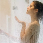 Tomar menos banhos no frio faz mal? Especialista orienta sobre cuidados com a pele