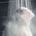 Banho quente no inverno: especialista alerta os perigos para pele e cabelo