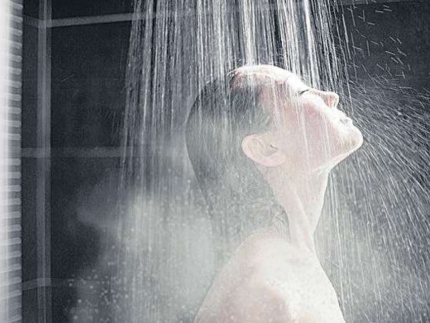 Banho quente no inverno: especialista alerta os perigos para pele e cabelo