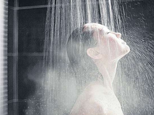 Banho quente no inverno: especialista alerta os perigos para pele e cabelo