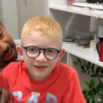 Menino com retina albina enxerga pela primeira vez e emociona a web