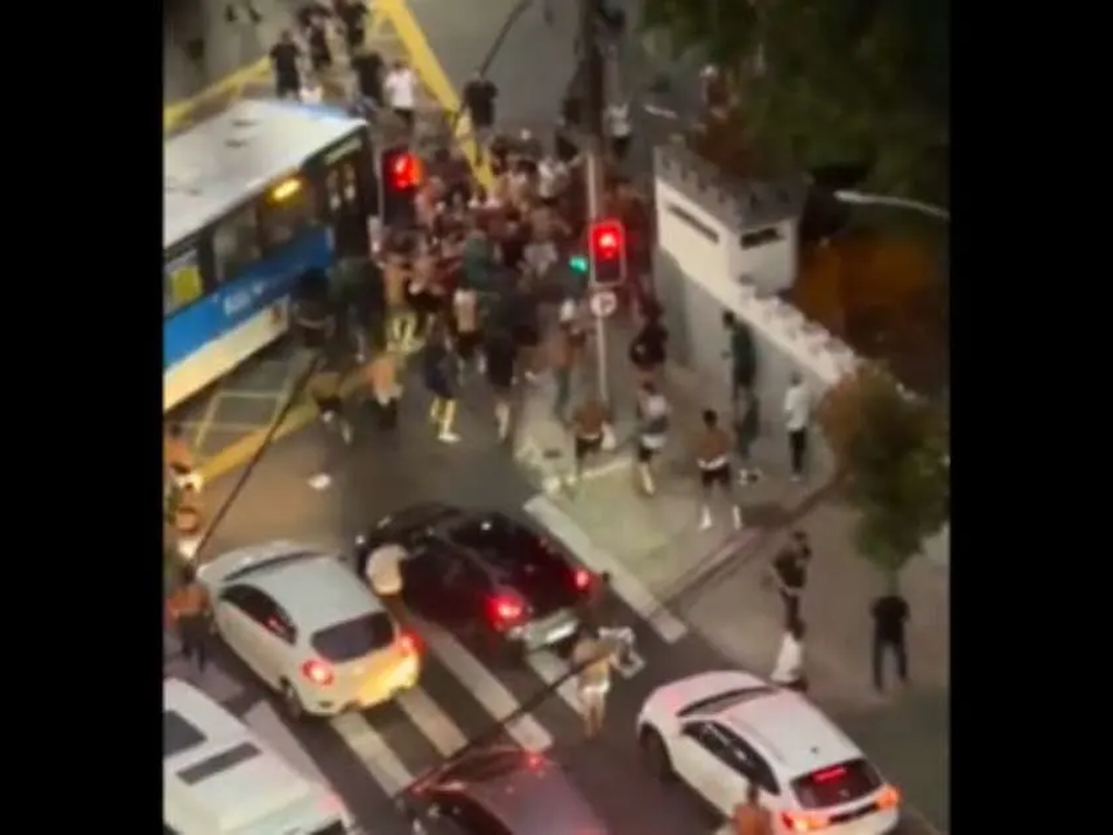 Torcedores de Flamengo e Fluminense brigaram no arredores do Maracanã (Reprodução)