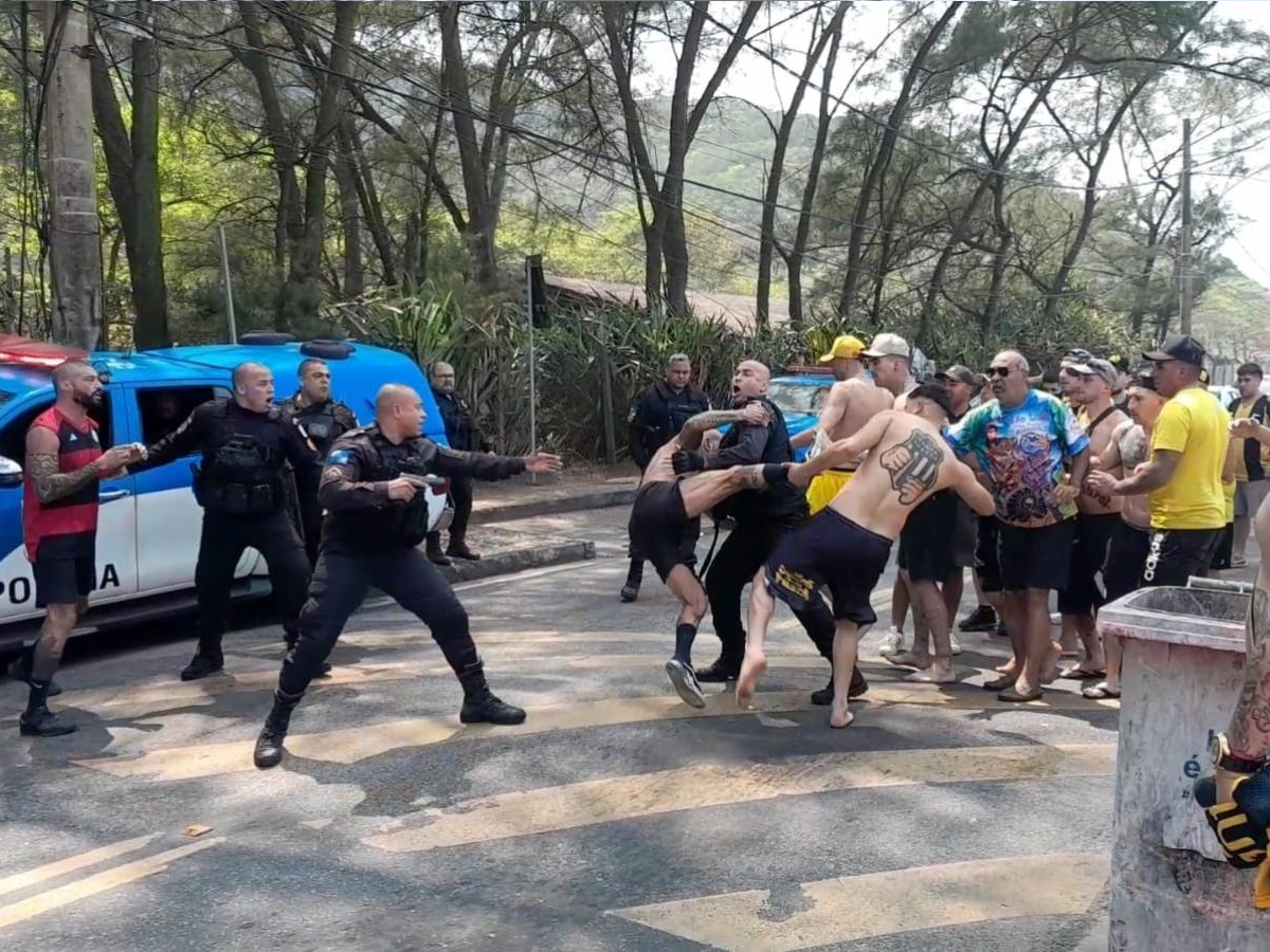 Torcedores de Flamengo e Peñarol entraram em conflito na Praia da Macumba, zona oeste do Rio de Janeiro (Reprodução)