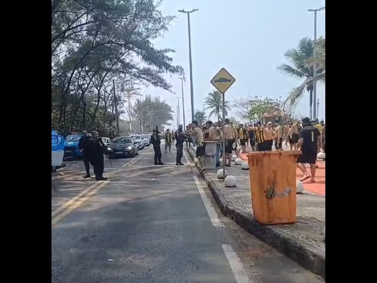 Torcedores de Flamengo e Peñarol entraram em conflito na Praia da Macumba, zona oeste do Rio de Janeiro (Reprodução)