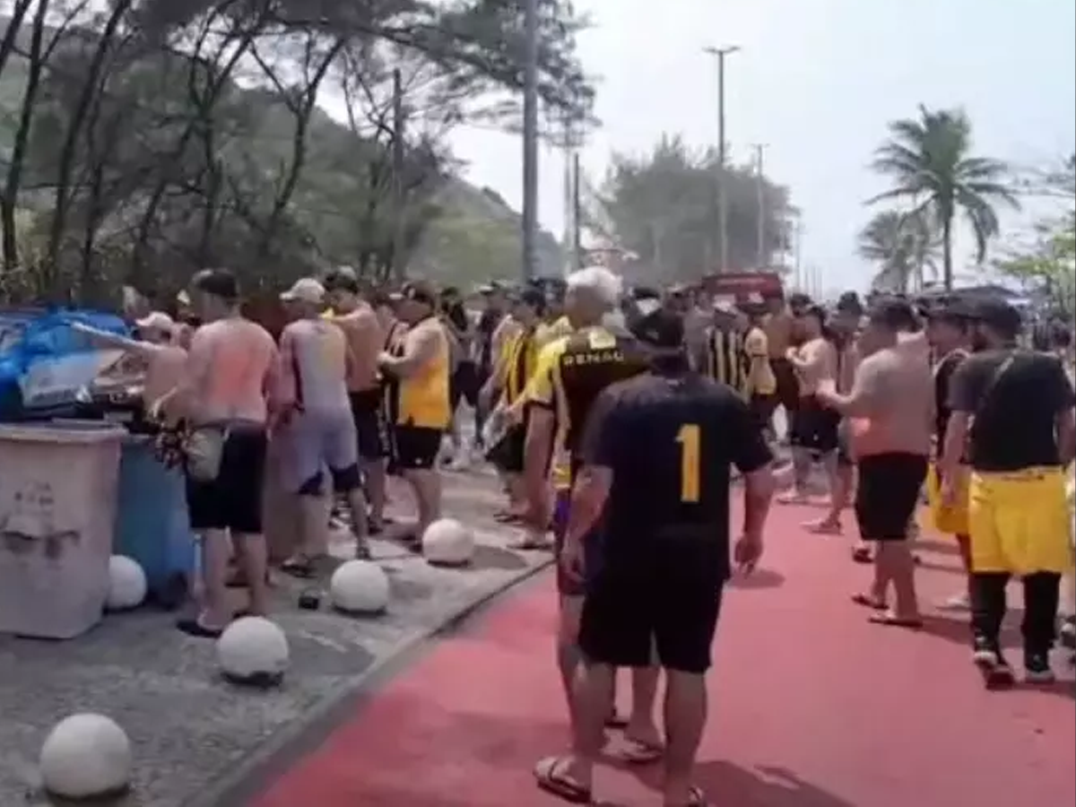 Torcedores de Flamengo e Peñarol entraram em conflito na Praia da Macumba, zona oeste do Rio de Janeiro (Reprodução)